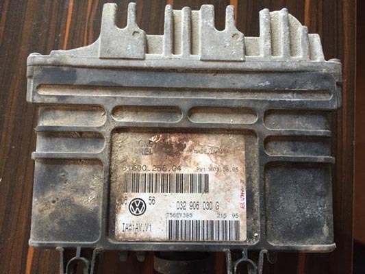 VOLKSWAGEN-POLO-AEE-ALM-MOTOR-BEYNİ-032906030G (2)